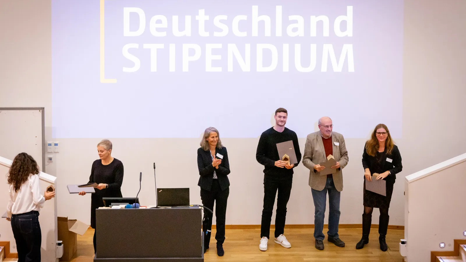 Die Stipendiat*innen bei der Urkundenübergabe