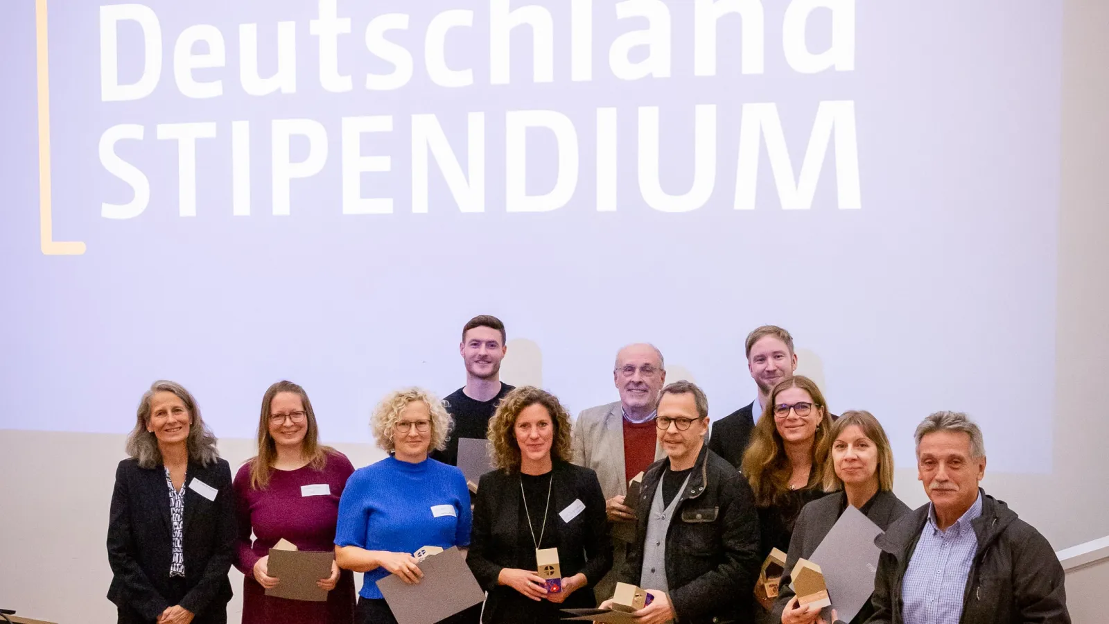 Alle Fördernden mit der Präsidentin in der Gruppe