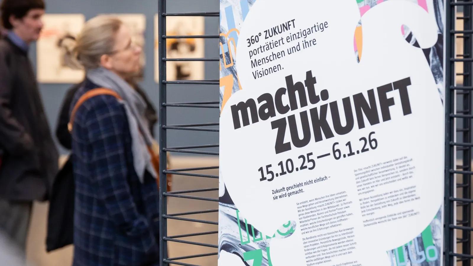 Person schaut sich ein Porträt an