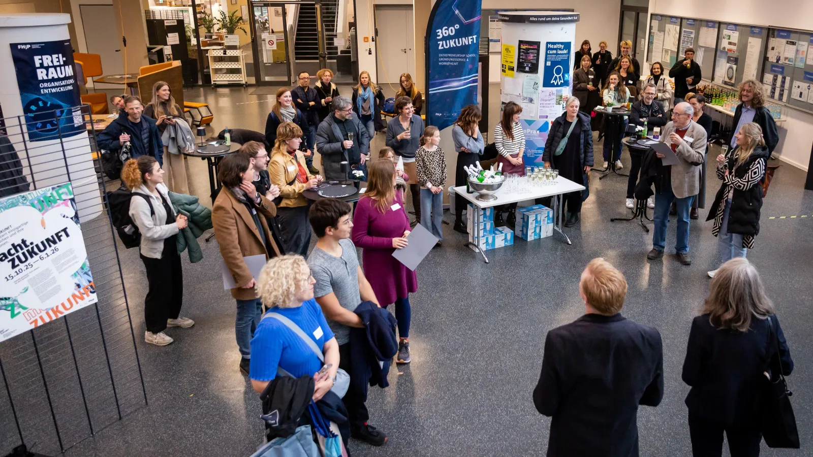 Menschengruppe im Foyer aus Vogelperspektive