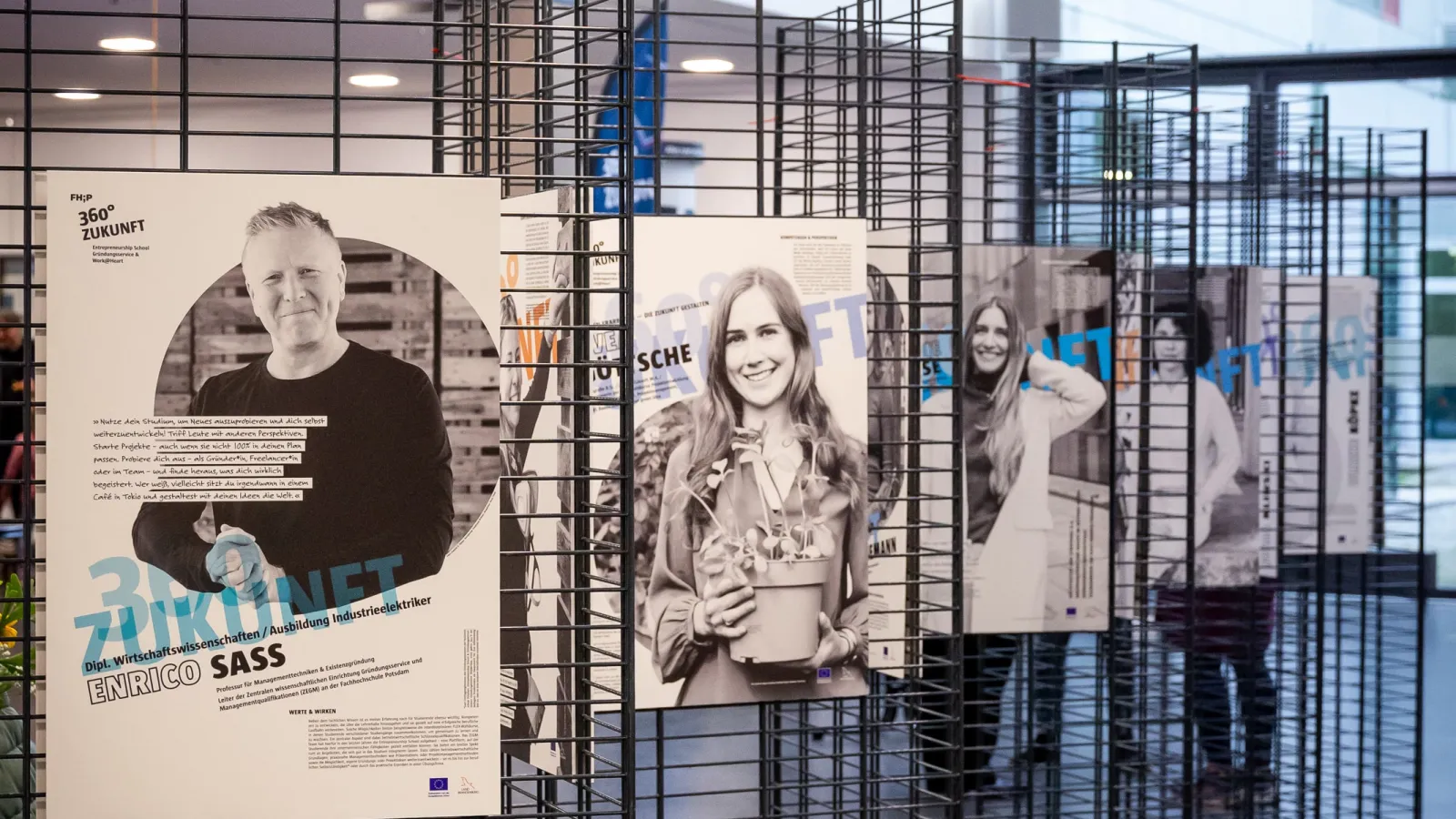 Seitliche Galerieaufnahme der Ausstellung