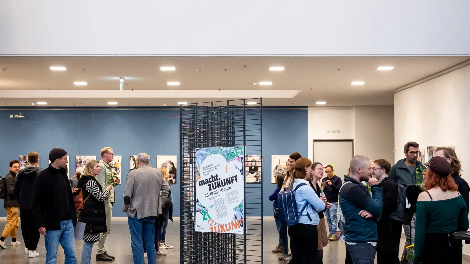 Menschengruppe im Foyer