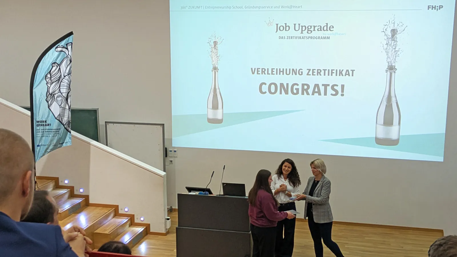 Zertifikatsverleihung auf der Bühne