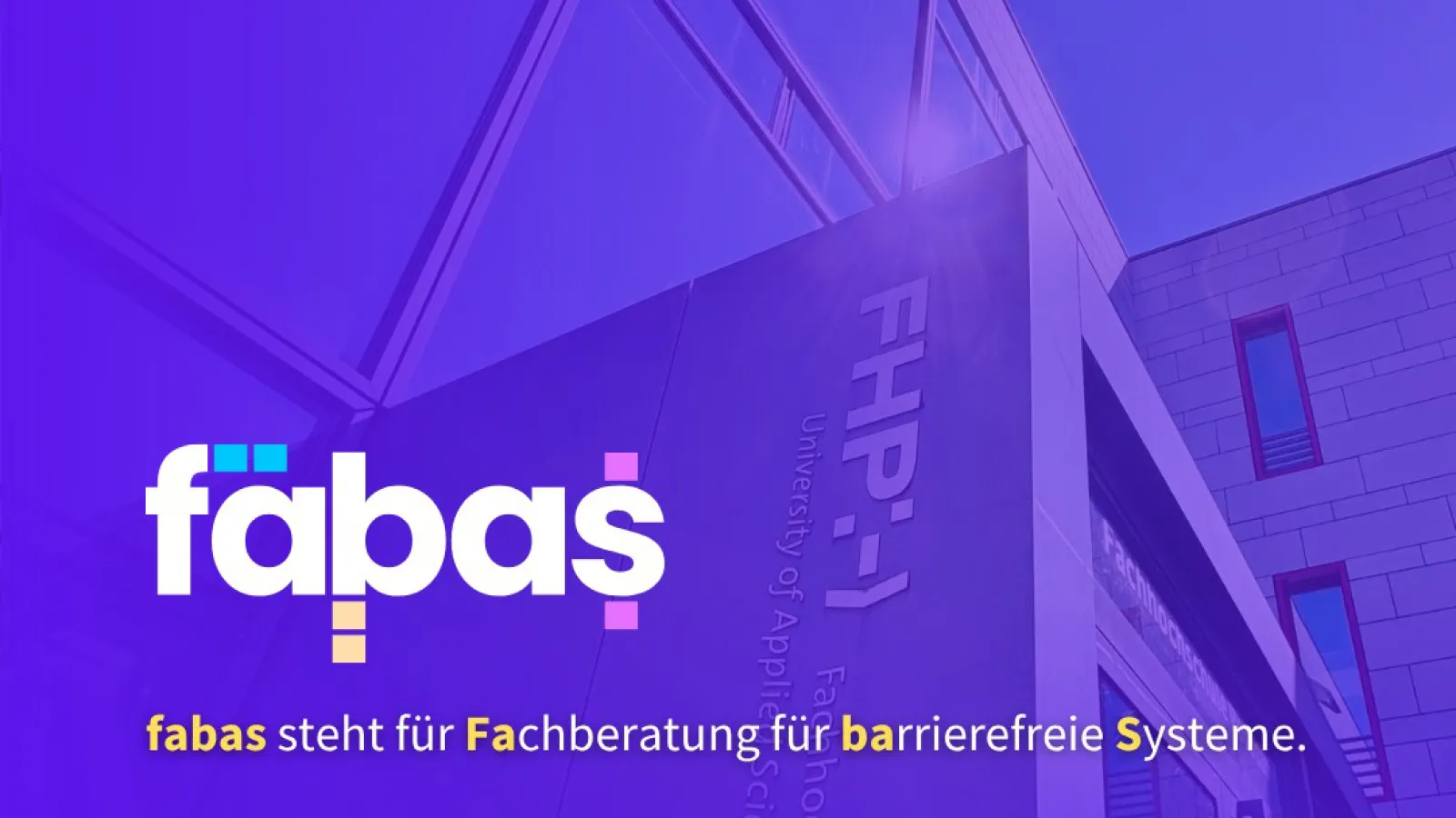 Gebäude der Fachhochschule Potsdam mit dem Schriftzug 'FHP' und dem Logo 'fabas' in bunten Buchstaben, dazu der Text 'fabas steht für Fachberatung für barrierefreie Systeme'. Im Vordergrund steht ein großes, modernes Gebäude mit einer auffälligen, dreieckigen Glasfassade und einer dunkelgrauen Außenwand. Auf der Wand ist vertikal der Schriftzug 'FHP' in hellgrauer Schrift zu sehen, der für die Fachhochschule Potsdam steht. Im linken Bildbereich ist auf blauem Hintergrund das Logo 'fabas' in weißer Schrift m