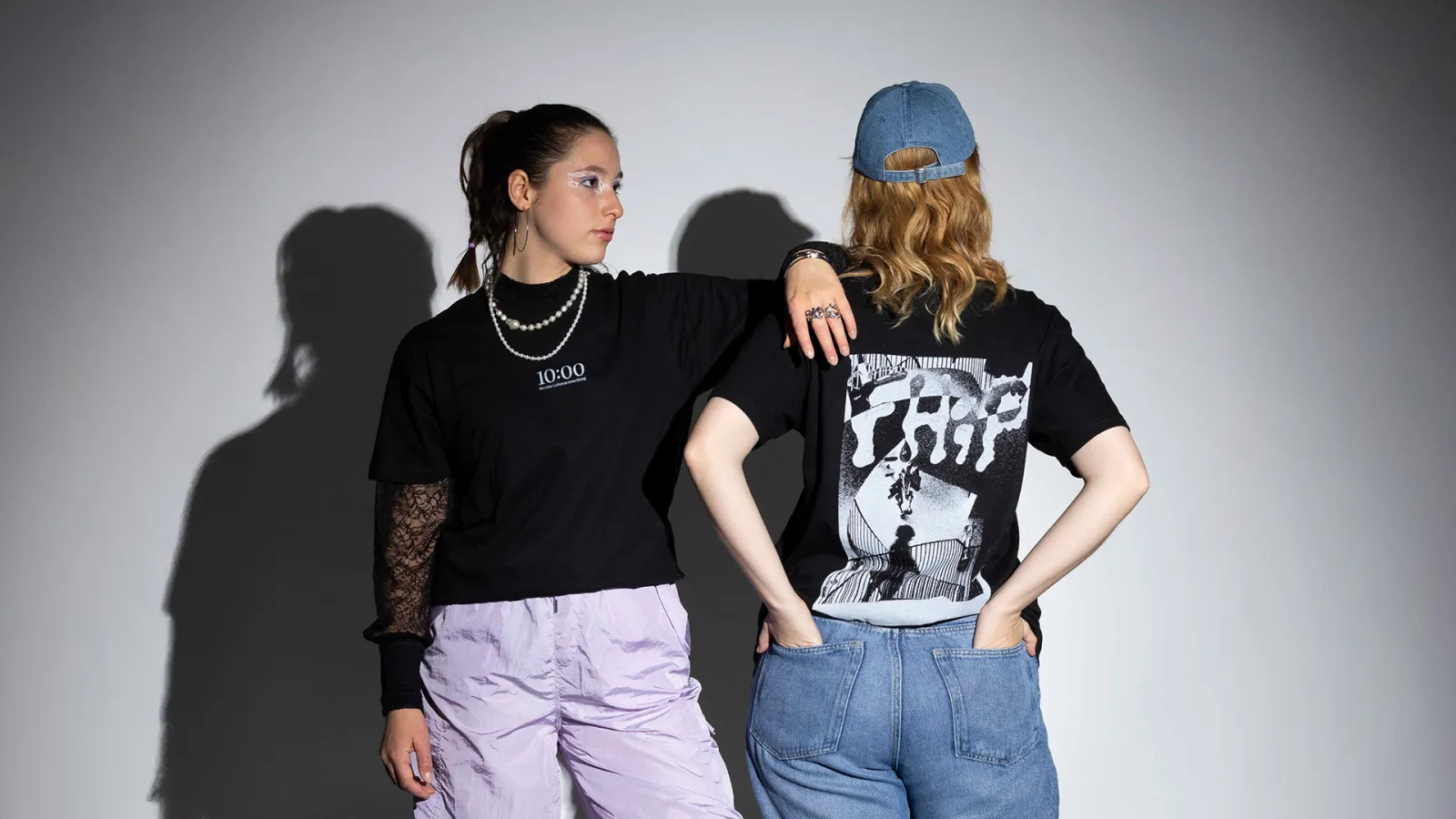 Zwei Personen tragen schwarze T-Shirts mit FHP-Motiven