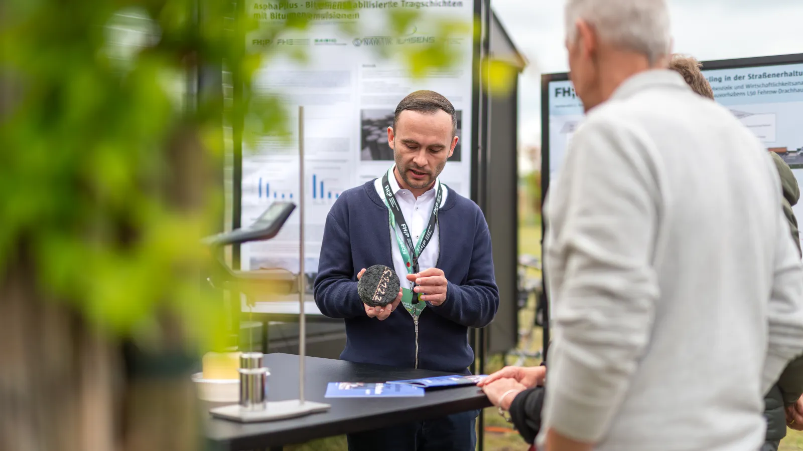 Ronny Sorge im Gespräch mit zwei Besuchenden.