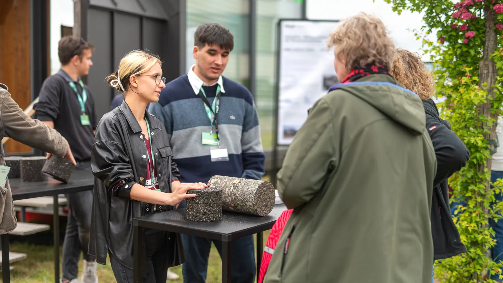 Studierenden der FHP und zwei Besucherinnen vor dem FHP Mobil.