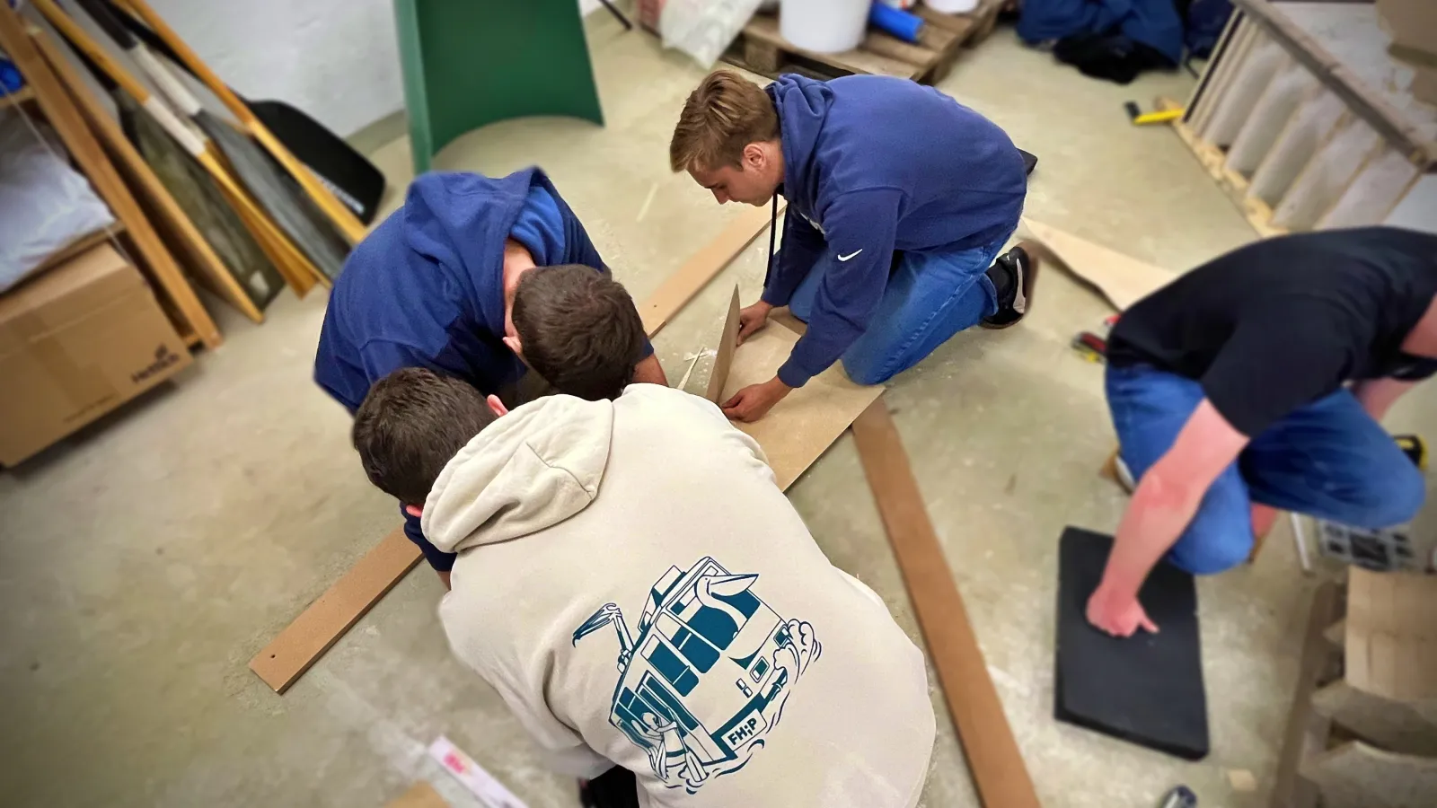 3 Personen beim Bau der Schalungsvariante 1