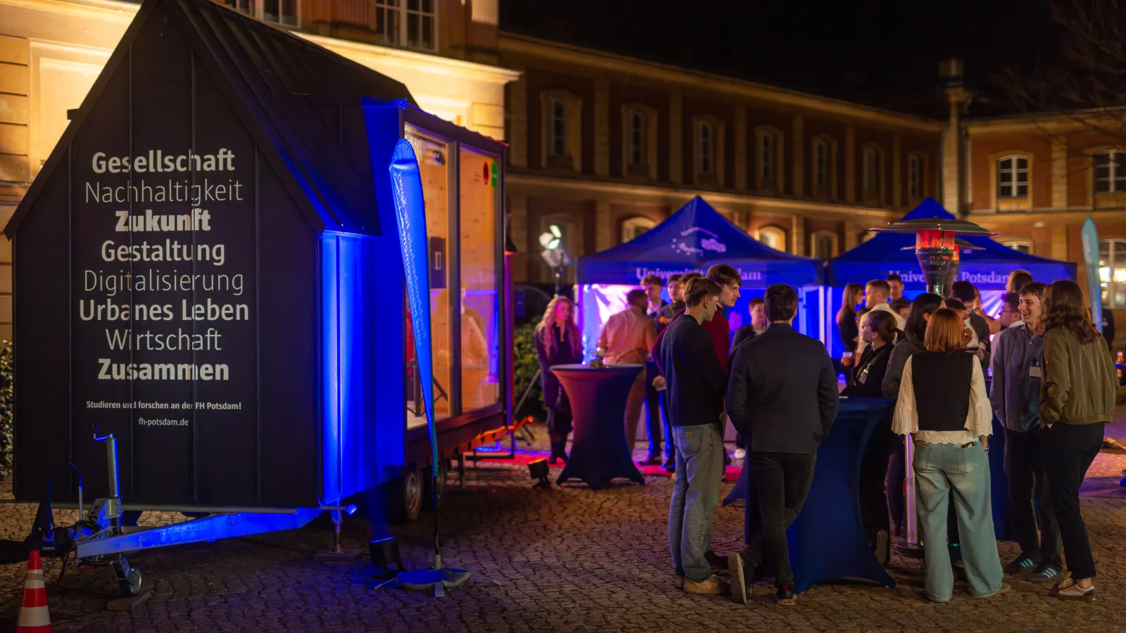Foto des FHP Mobils und Feiernden beim Sportempfang 2025 vor Haus 8 am Campus Neues Palais Potsdam 