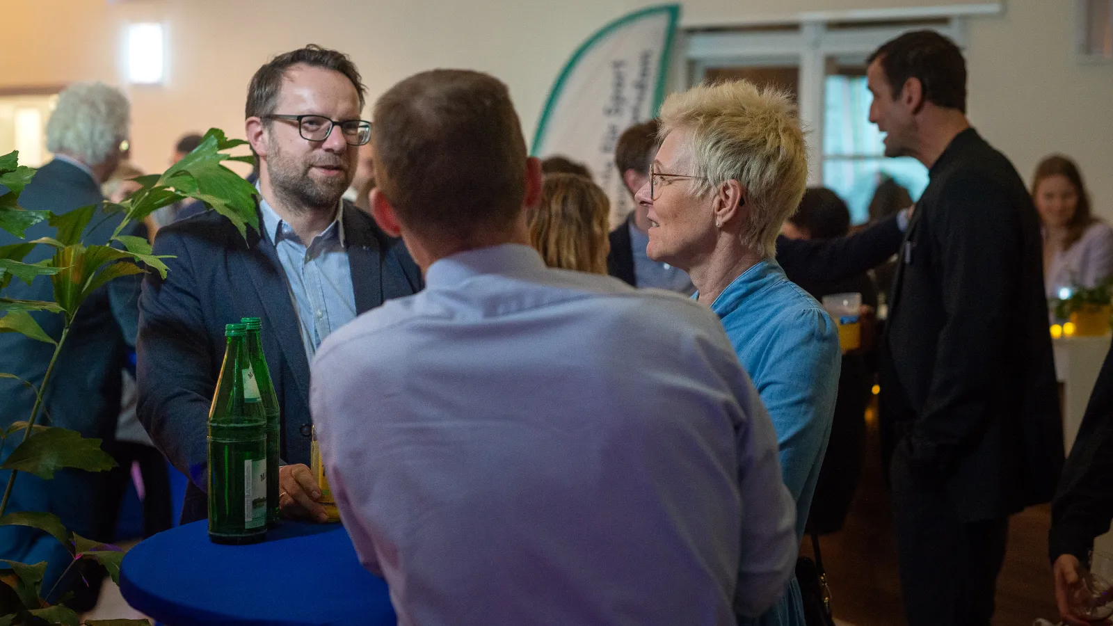 Foto der Kanzlerin der Fachhochschule Potsdam, Gerlinde Reich (rechts im Foto), im Gespräch mit dem Sportbeauftragten Elias Pflaumbaum (links im Foto) und Prof. Dr.-Ing. Gunar Gutzeit, Professor für Siedlungswasserwirtschaft