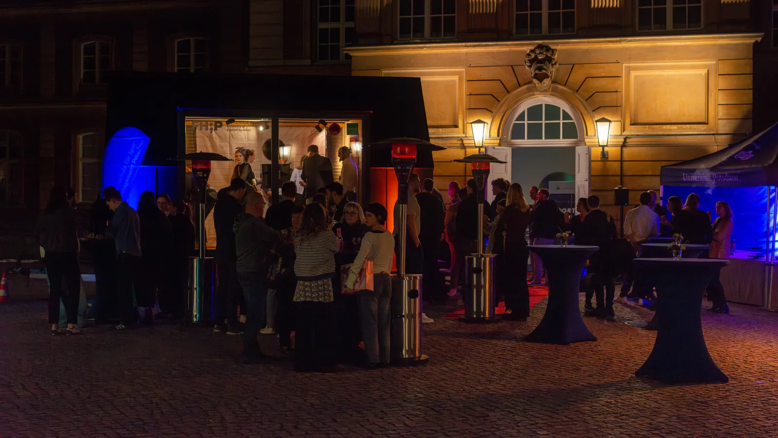 Foto des FHP Mobils und Feiernden beim Sportempfang 2025 vor Haus 8 am Campus Neues Palais Potsdam 