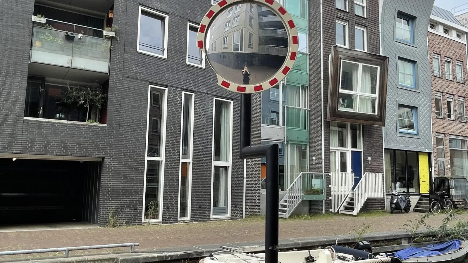 Foto eines Kanals in Amsterdam