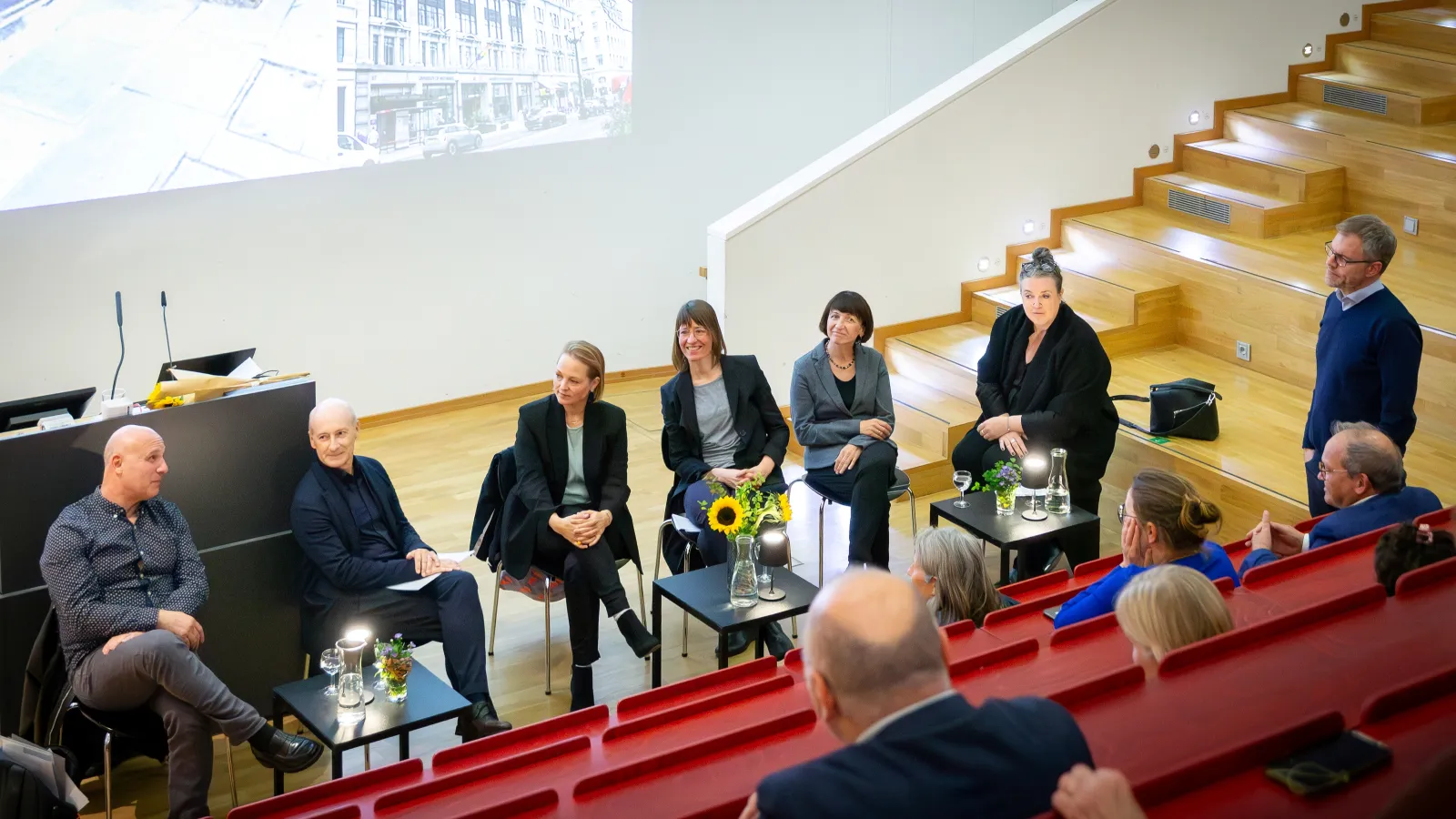 Teilnehmer*innen der Cheers-Veranstaltung im großen Hörsaal der Fachhochschule Potsdam