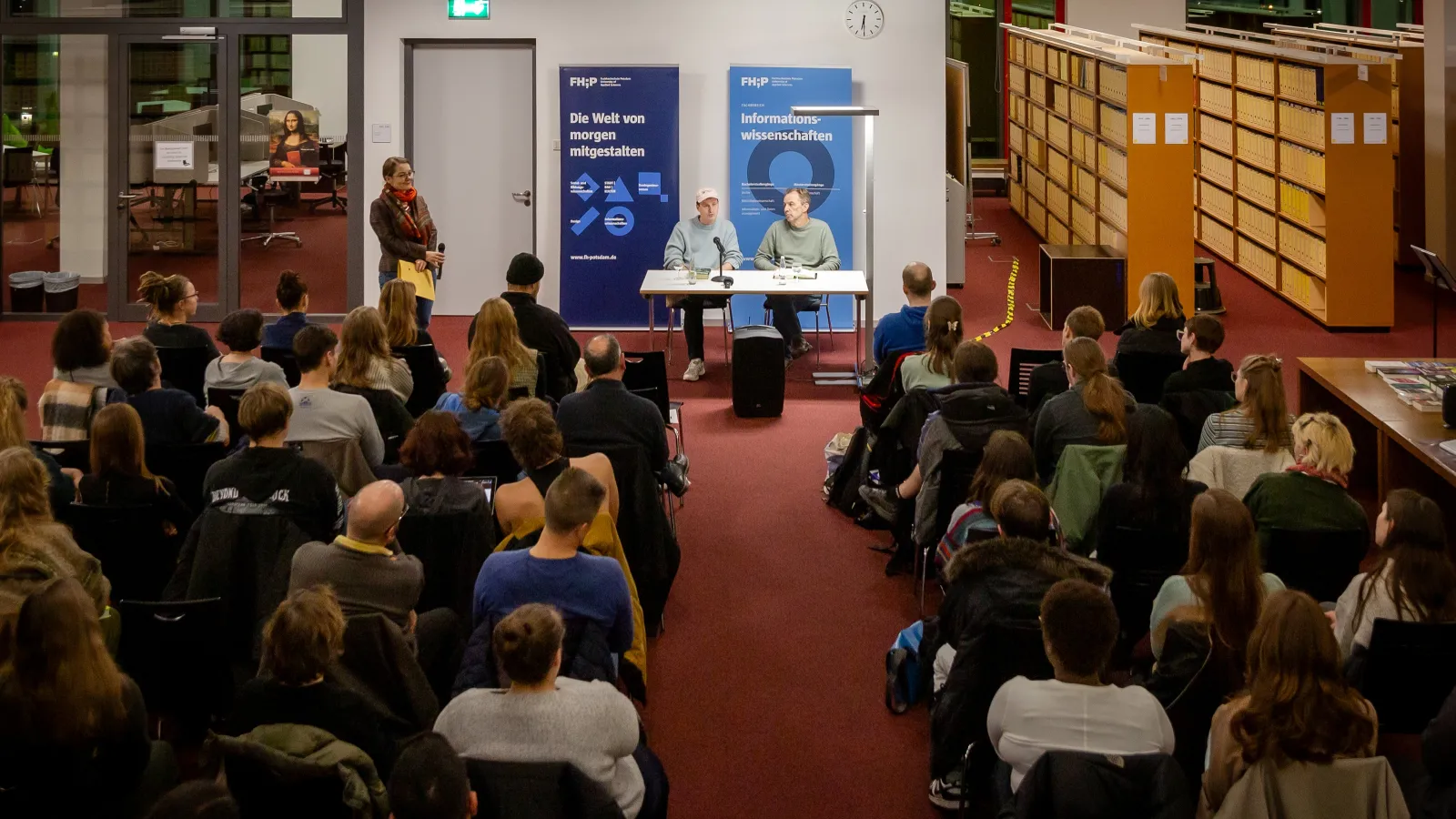 Zuschauer bei der Lesung digitaler Kolonialismus in der Bibliothek der Fachhochschule Potsdam