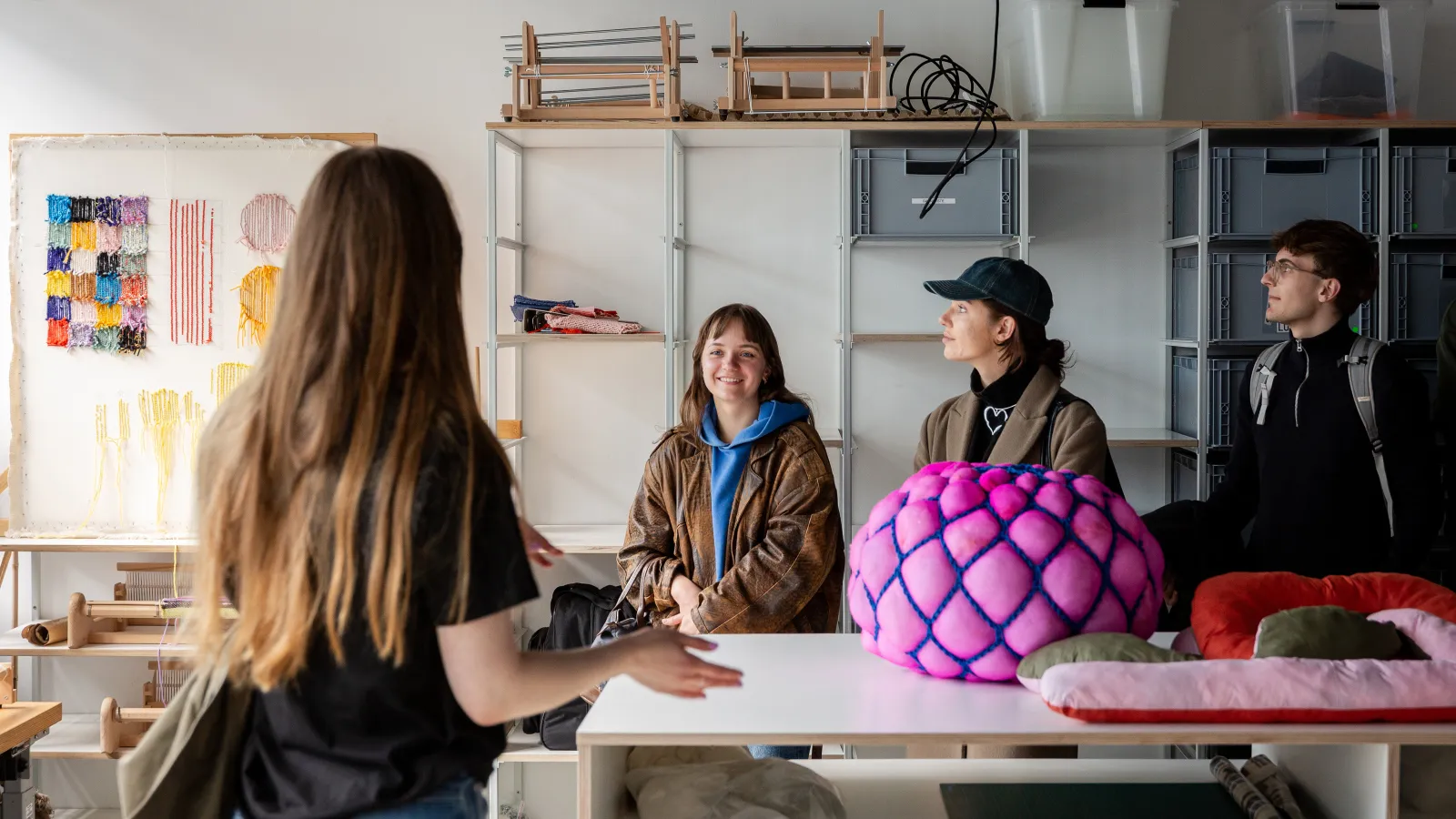 Besucher*innen in einer Werkstatt am Tag der offenen Tür