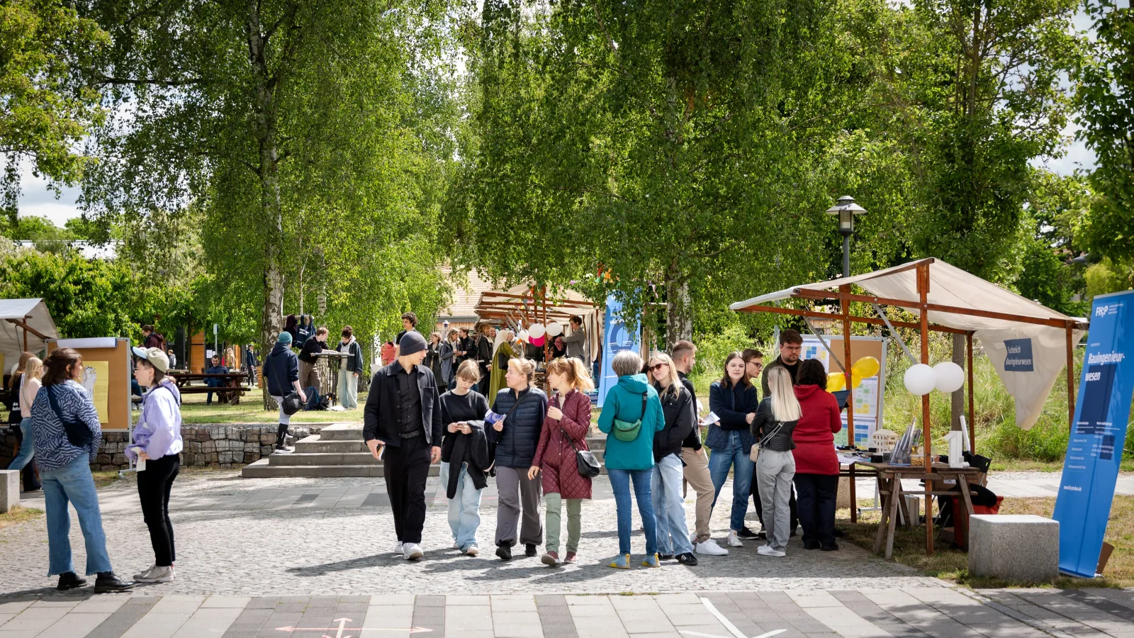 Campus mit Ständen und Besucher*innen am Tag der offenen Tür 