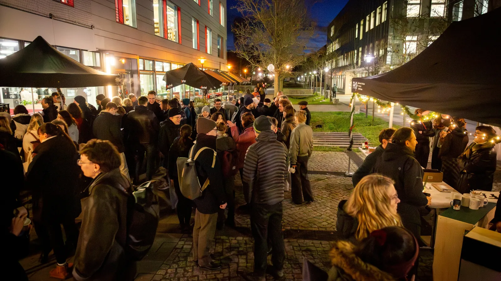 Besucher*innen auf dem Weihnachtsmarkt