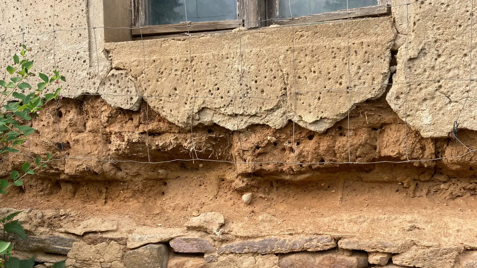 Lehmbauwand Detail unter Fenster, Sanierung