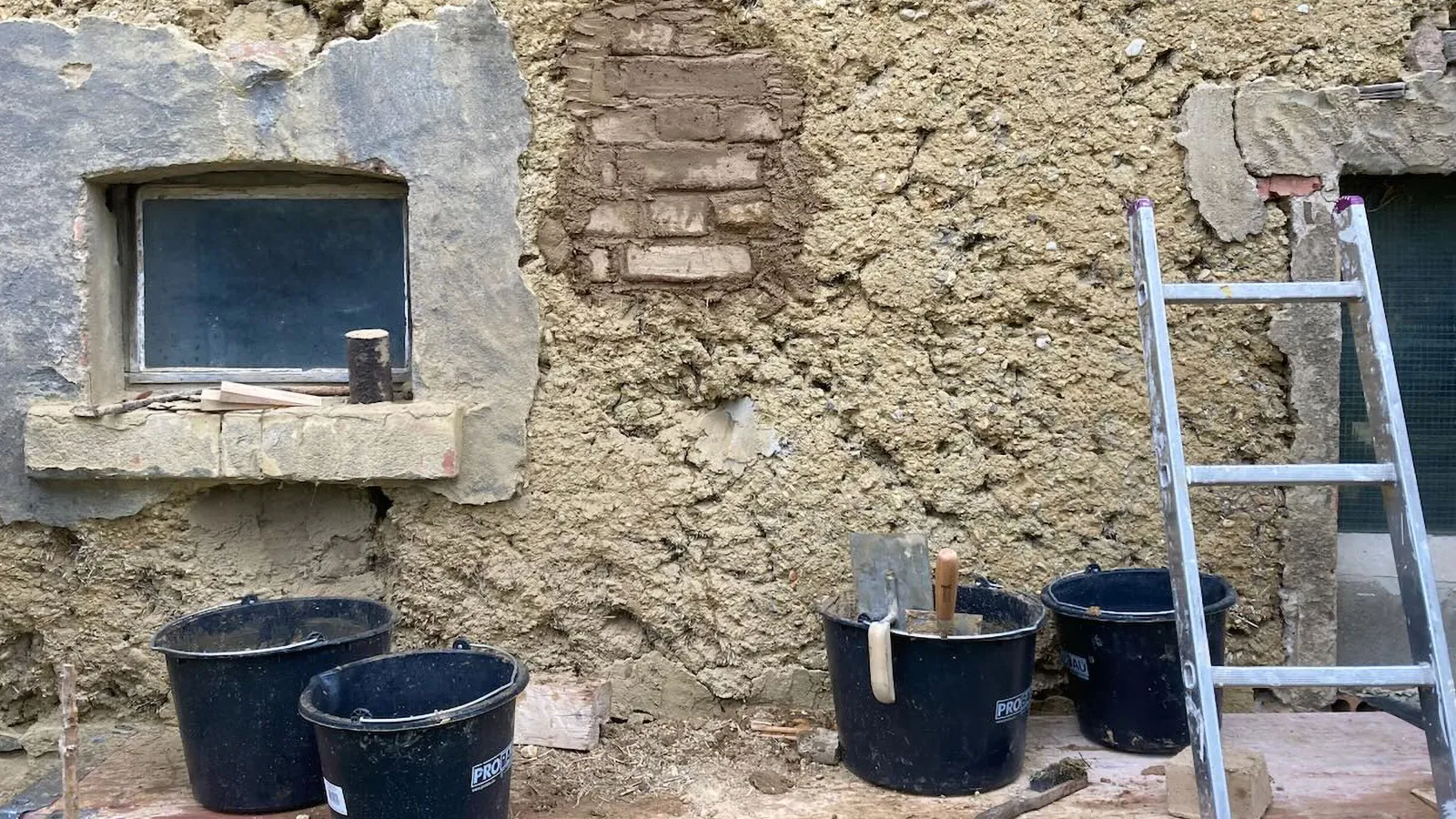 Detail einer Lehmbauwand mit Fenster