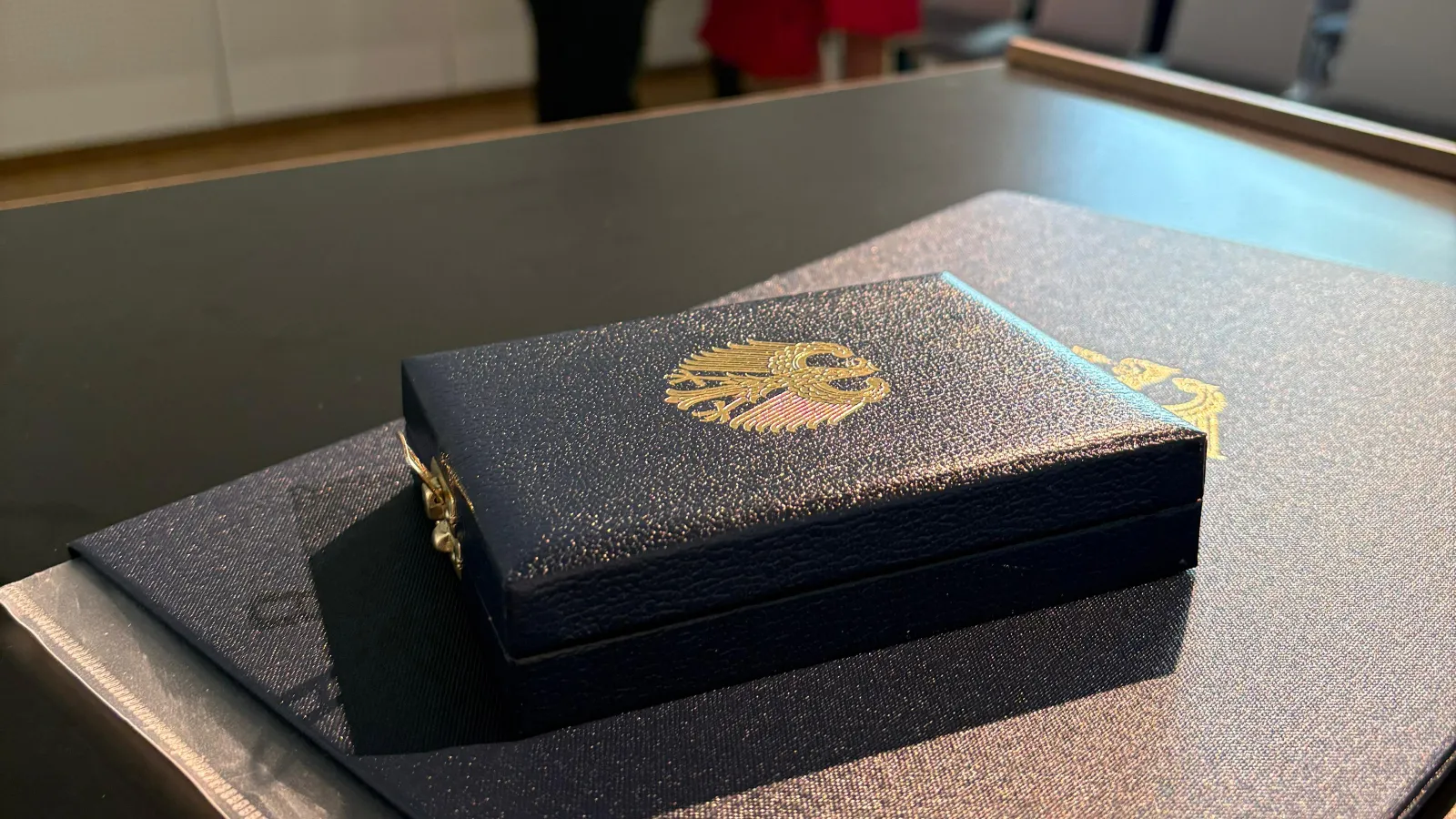 Bundesverdienstkreuz und Urkunde für Prof. Dr. Knut Andreas