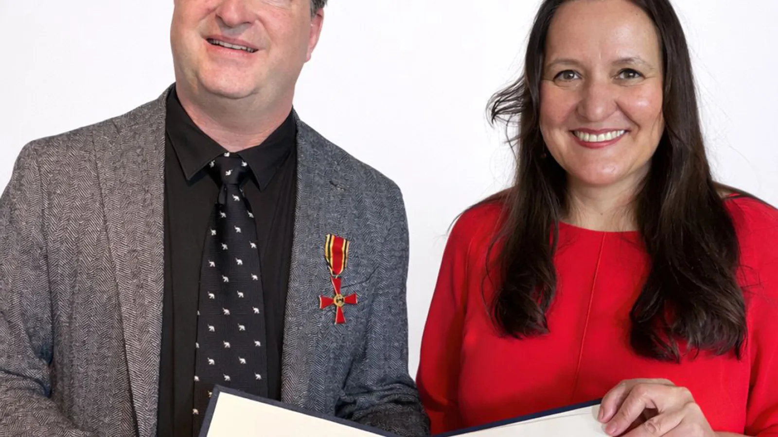 Dr. Manja Schüle überreicht das Bundesverdienstkreuz an Prof. Dr. Knut Andreas