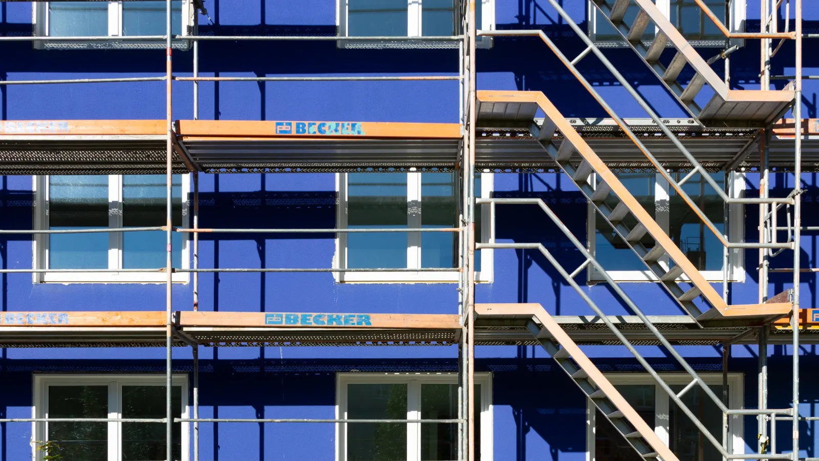 Sicht auf das Internationale Begegnungszentrum (IBZ) mit Gerüst