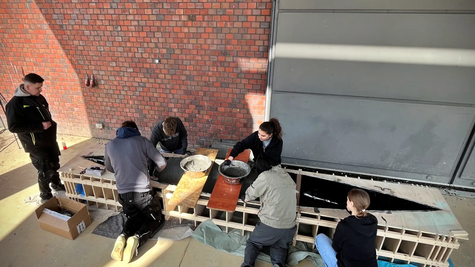 Studierende beim Betonieren