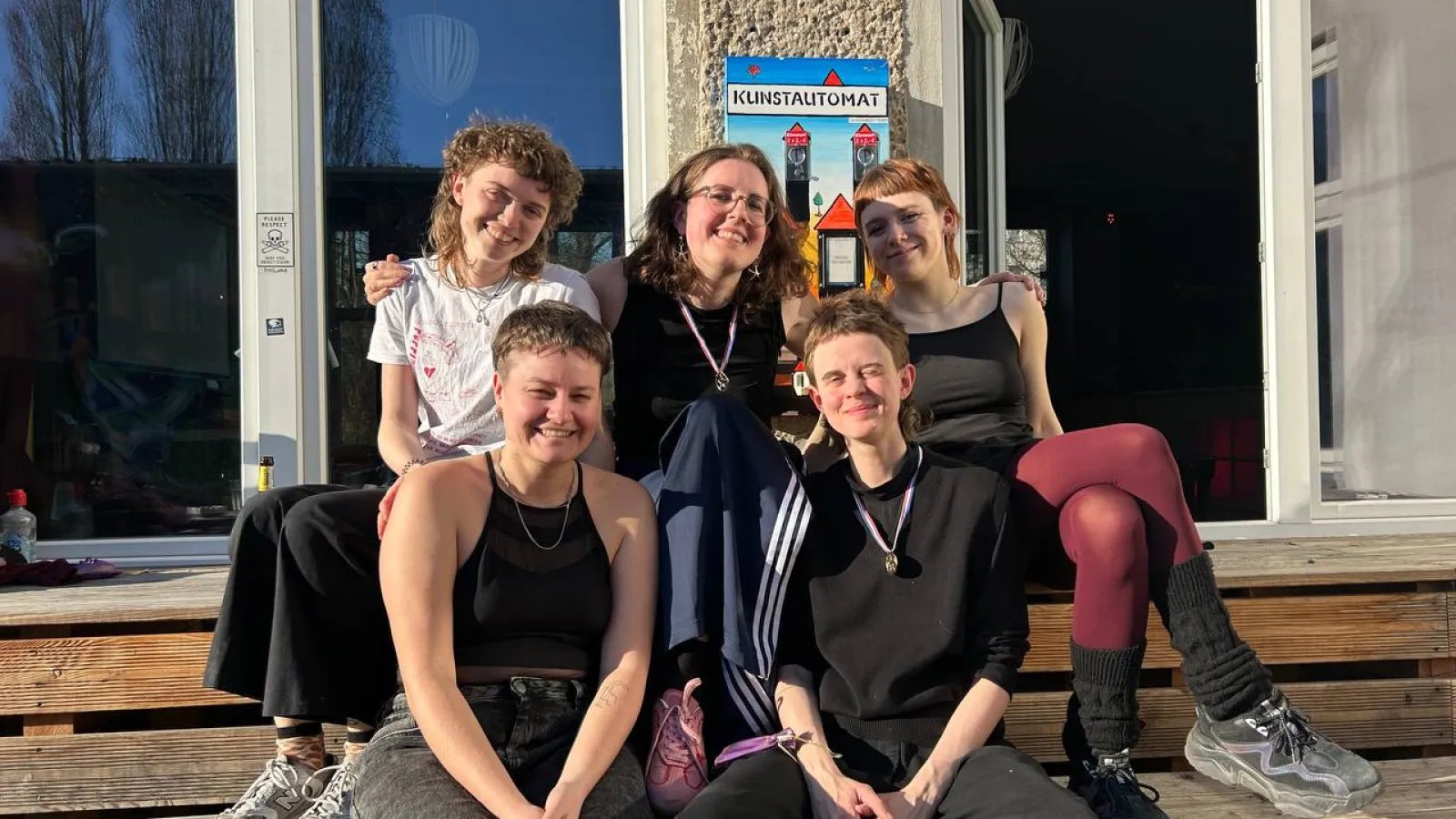 Das Bild zeigt die Studierenden der Projektgruppe "Erinnerungsspuren".