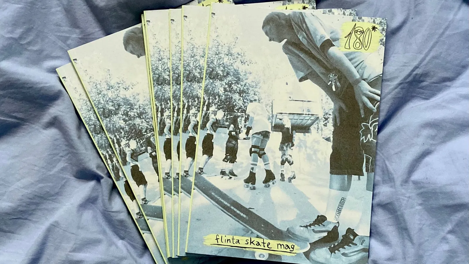 Das Bild zeigt mehrere Exemplare des 180 Grad Flinta Skate Magazins