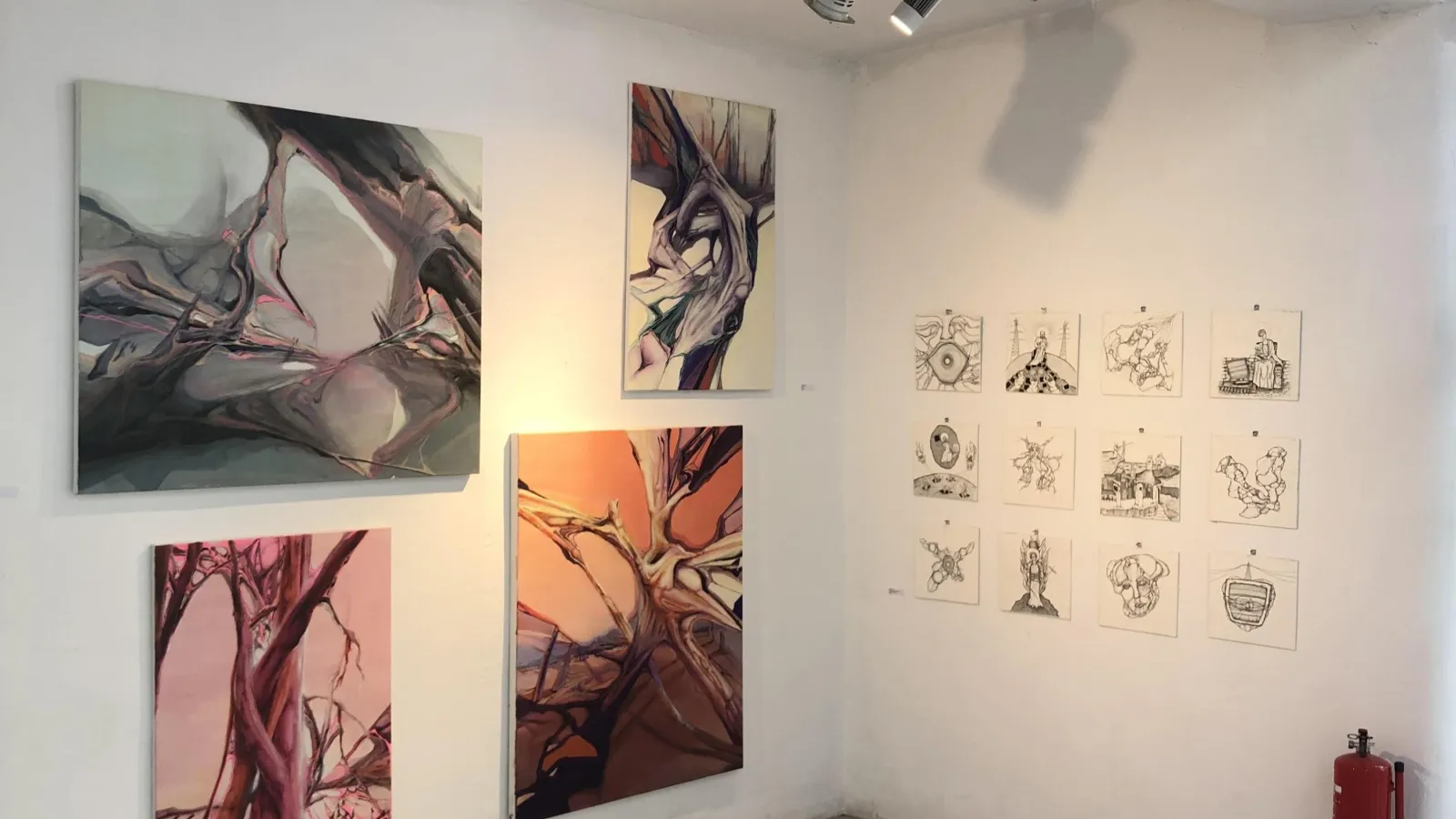 Das Bild zeigt eine Wand mit Kunstwerken der Werkschau Ambience4Artists.