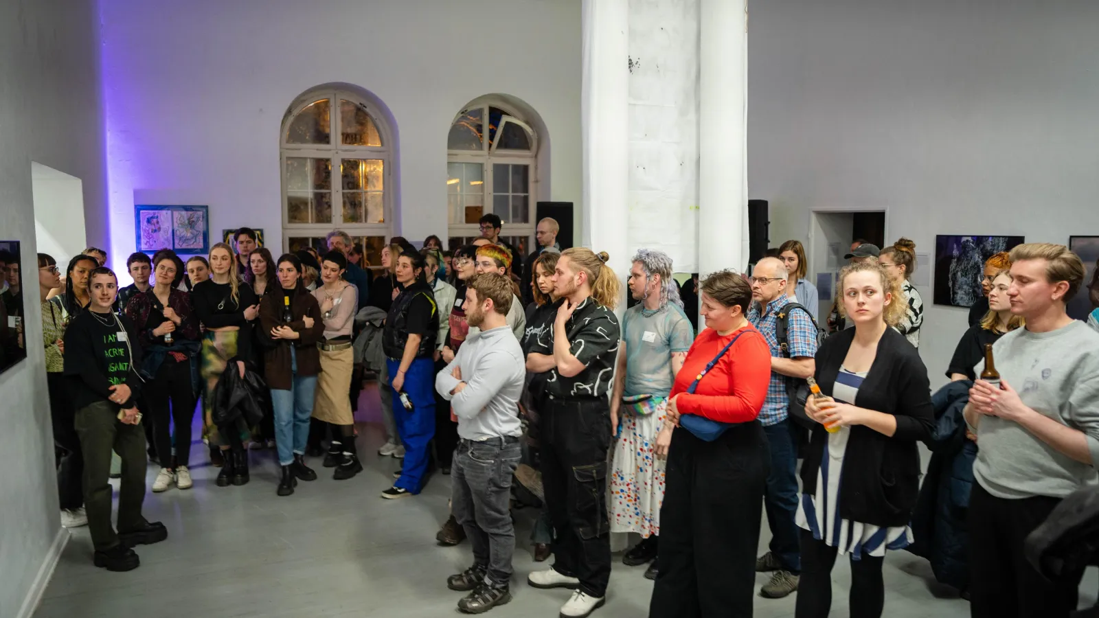 Das Bild zeigt Besucher*innen der Vernissage mosaik(oerper).