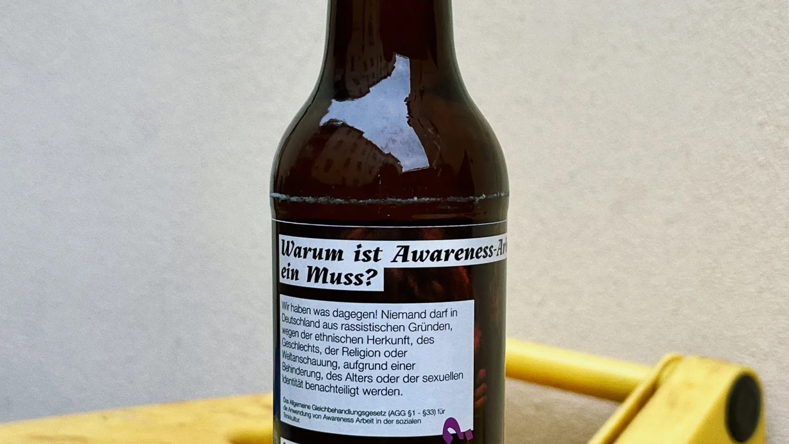 Das Bild zeigt das Etikett einer Bierflasche.