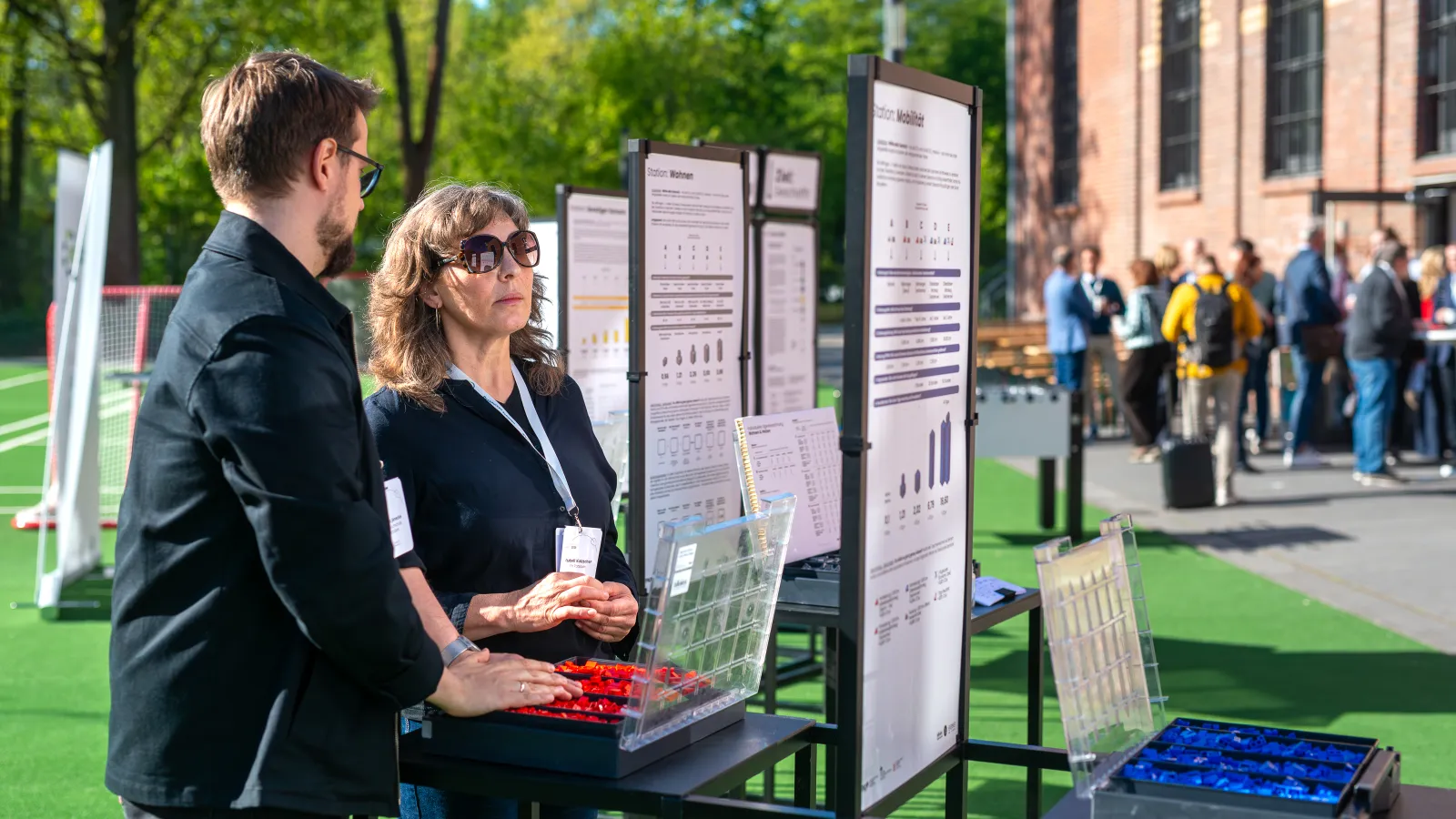 Foto von Isabell Kutzscher und Tobias Jänecke im Gespräch beim 3. Circular Design Summit NRW