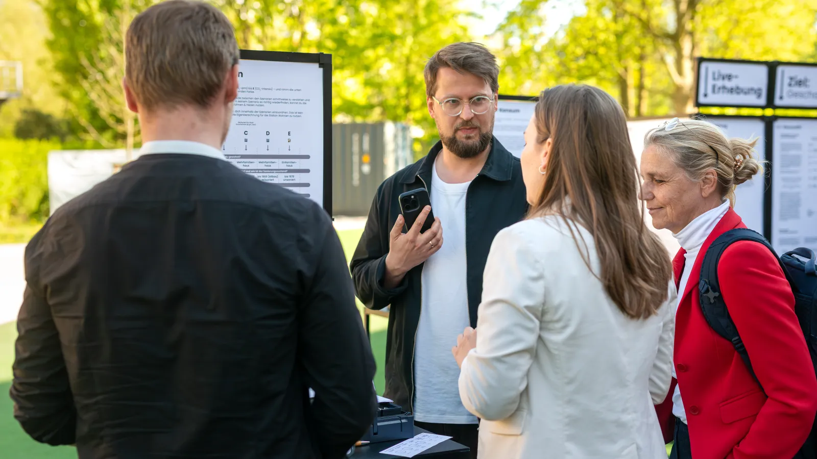 Foto von Tobias Jänecke vom Projekt InNoWest im Gespräch mit Besuchern des Circular Design Summits NRW 2026