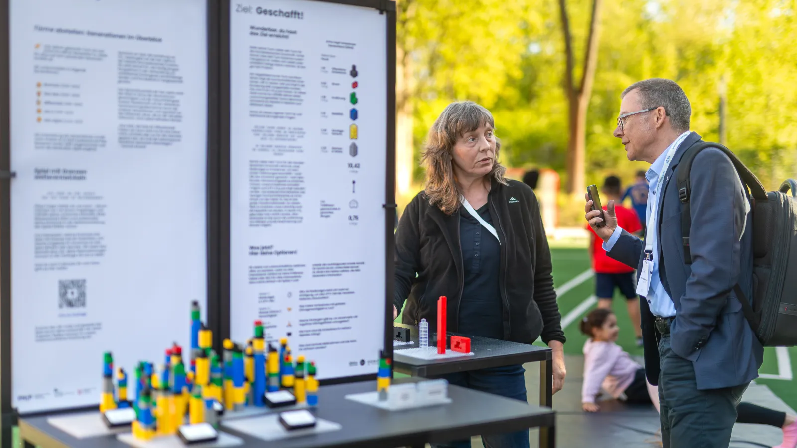 Foto von Isabell Kutzscher vom Projekt InNoWest im Gespräch mit einem Besucher des Circular Design Summits NRW 2026