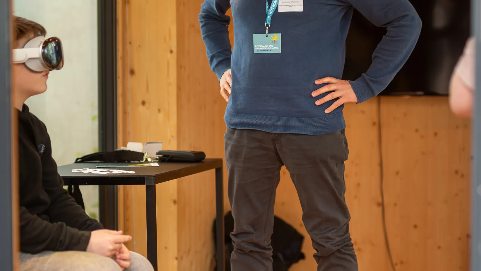 Foto von Prof. Dr. Armin Schachameier im FHP Mobil im Rahmen des Potsdamer Tags der Wissenschaften bei Präsentation seines Transferprojektes