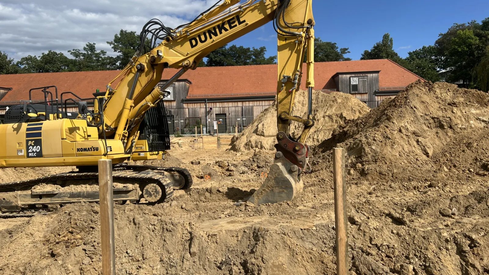 Bagger vor der Baugrube des Neubaus B auf dem Campus der Fachhochscule Potsdam