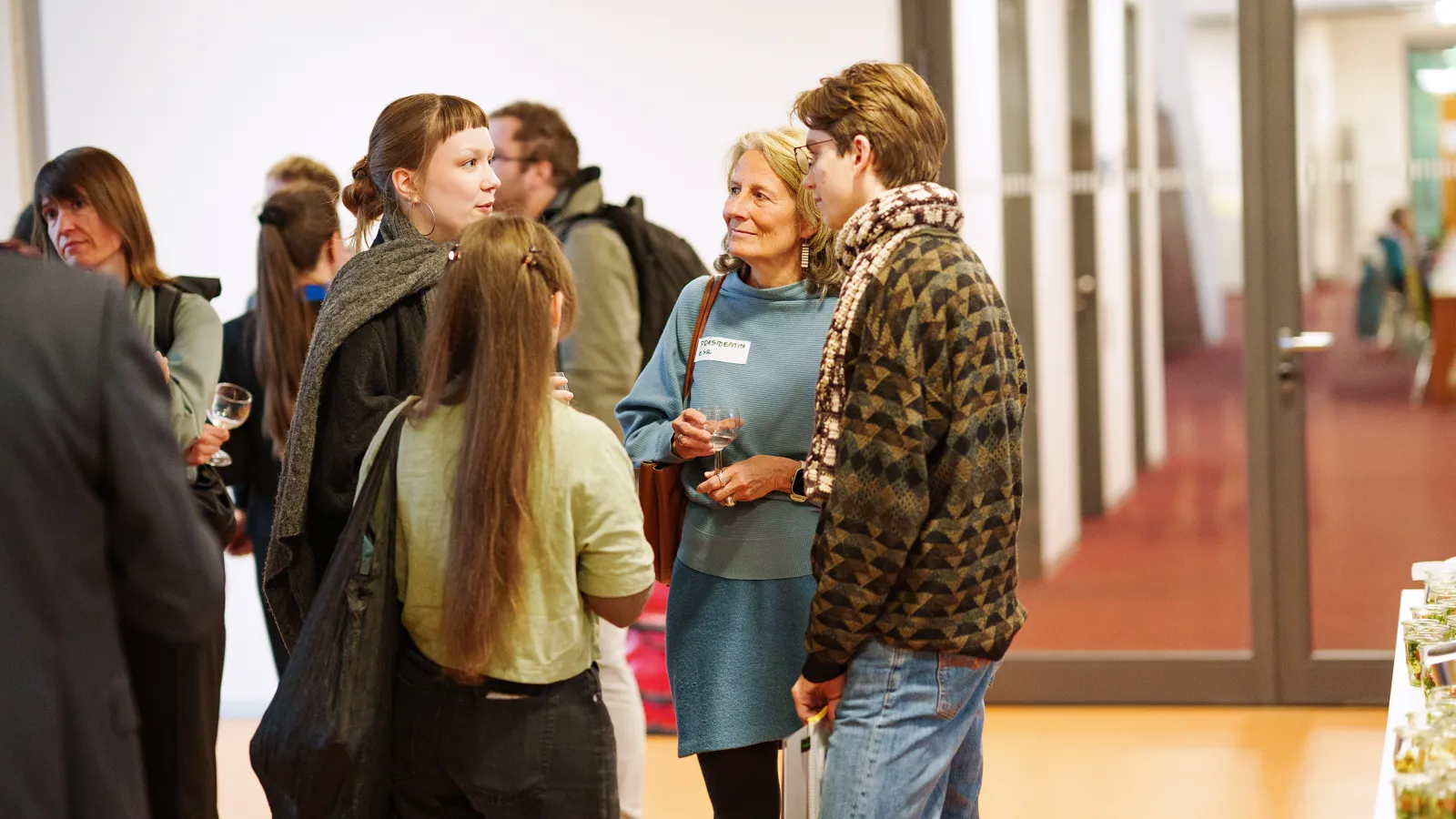 nach Verleihung Deutschlandstipendium Sektempfang Gespräch Frau Schmitt-Rodermund mit Studierenden