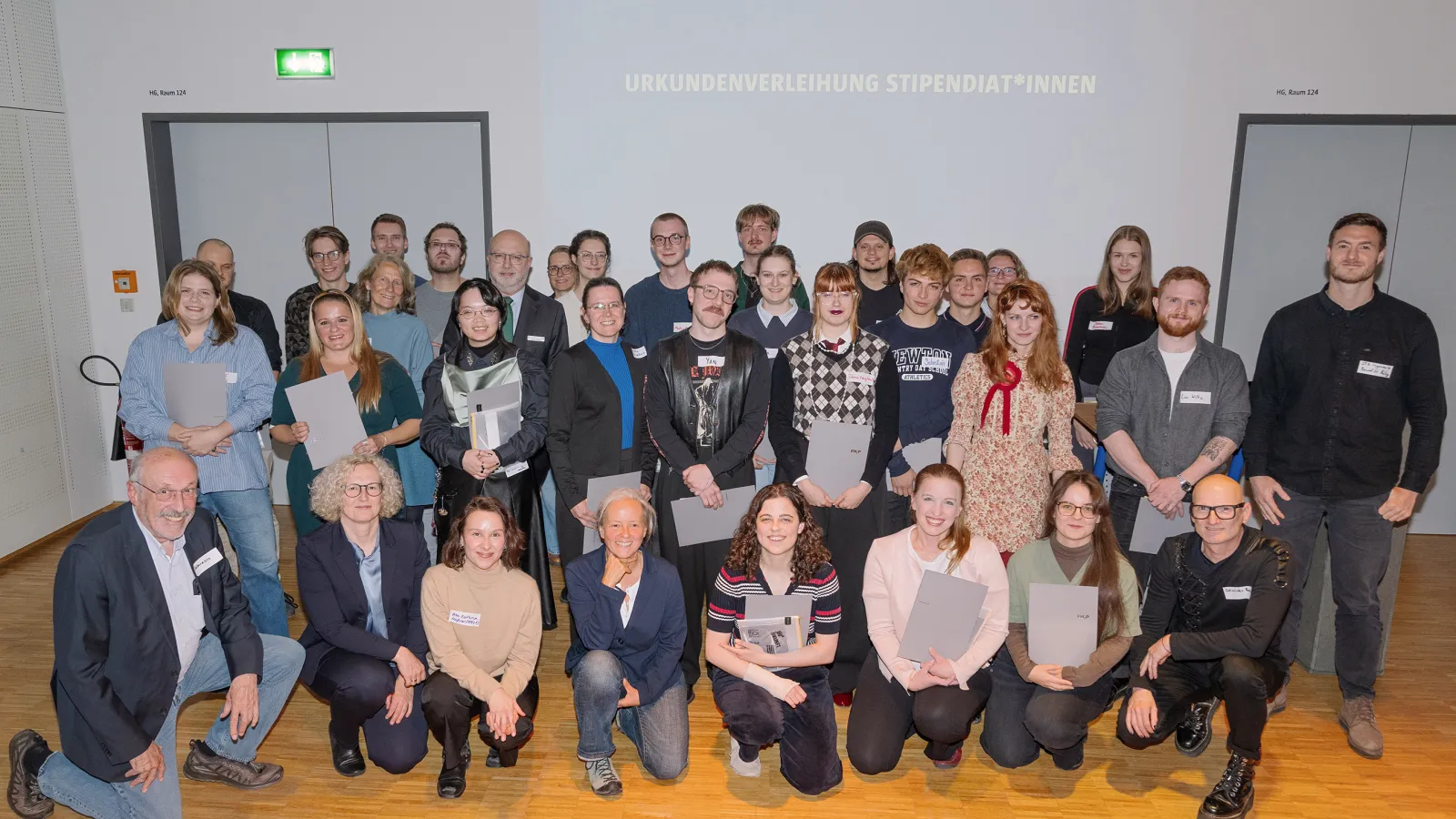 Verleihung Deutschlandstipendium 2026 – Urkundenverleihung Stipendiat*Innen, Gruppenbild im Theatersaal