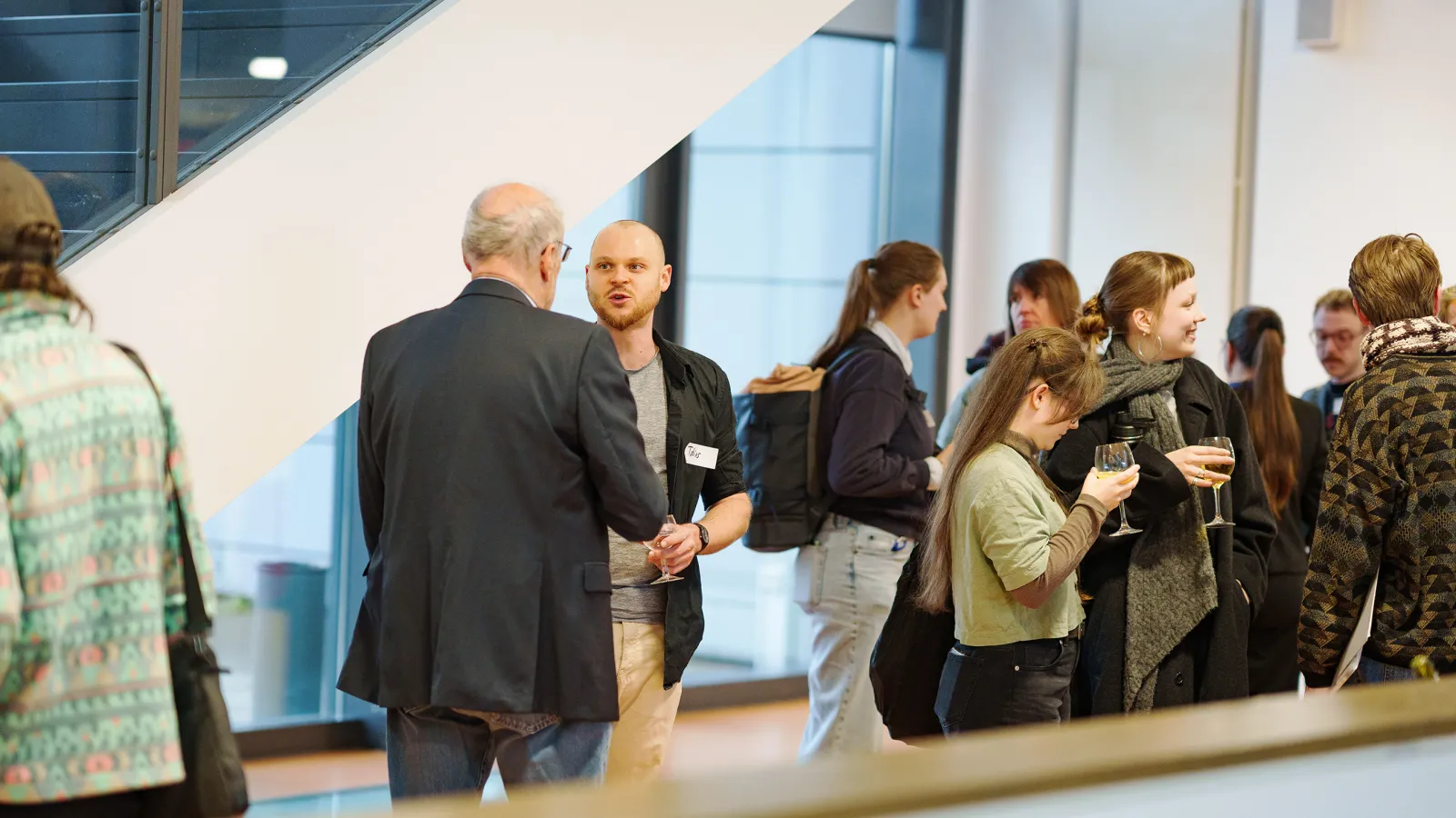 Verleihung Deutschlandstipendium 2026, Aftershow Party im Foyer, Gespräch zwischen Förderer und Student