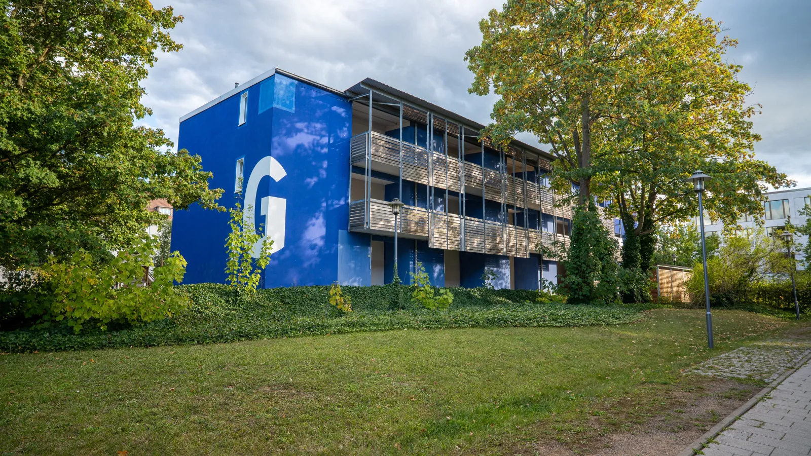Rennovierte Außenanlage des Gästehauses G auf dem Campus der Fachhochscule Potsdam
