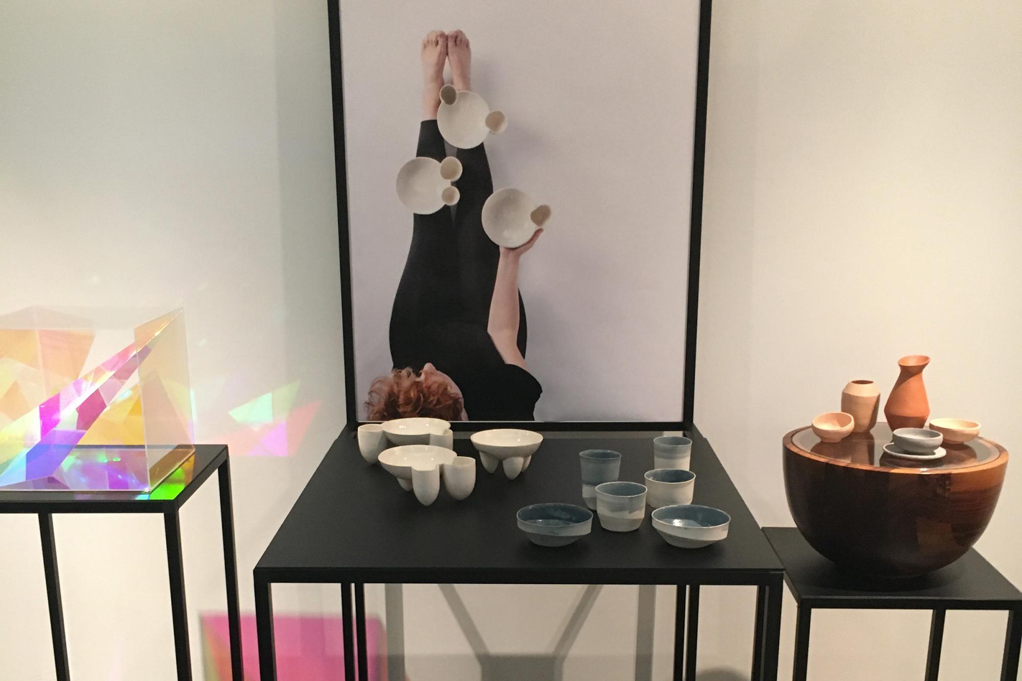Tisch mit Keramikgefäßen und Poster von Maike Panz