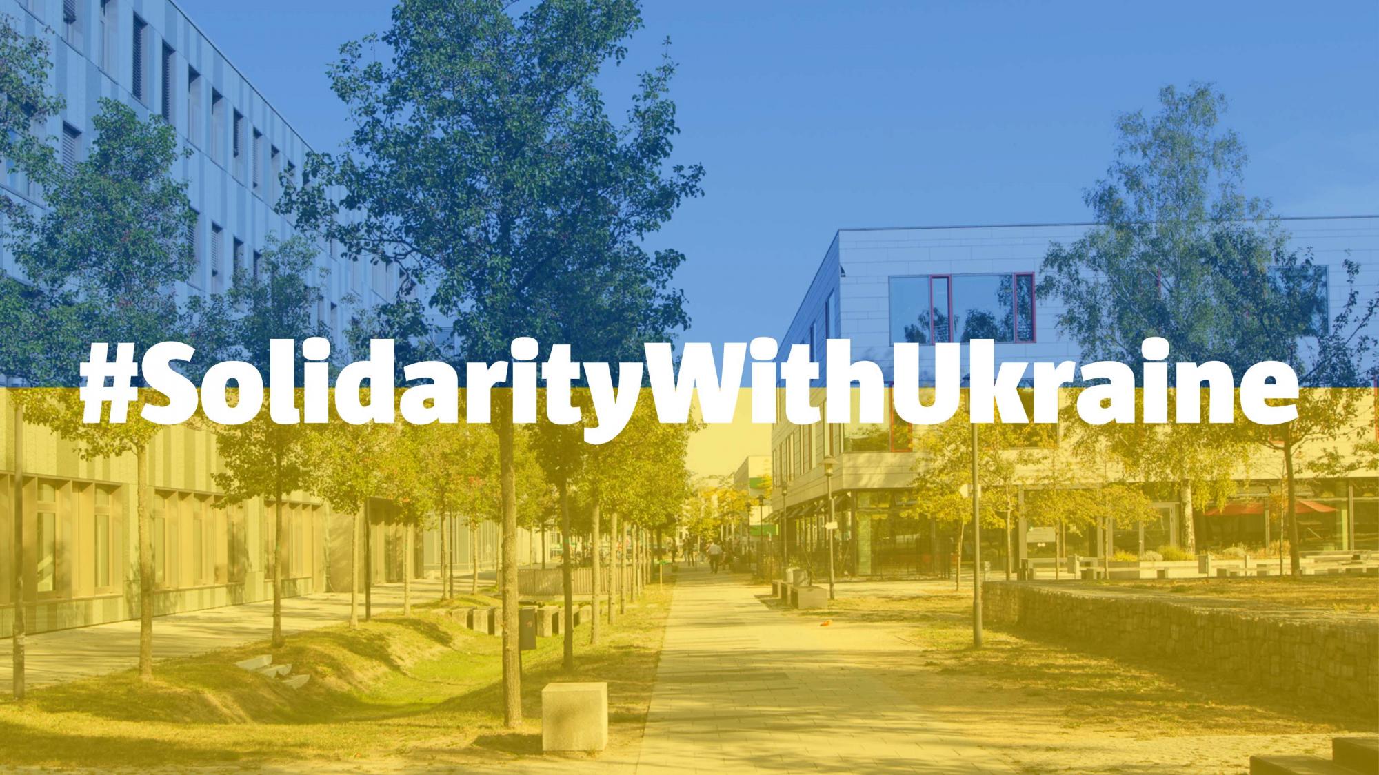 #SolidarityWithUkraine mit halbtransparenter Flagge der Ukraine auf einem Campusbild der FH Potsdam