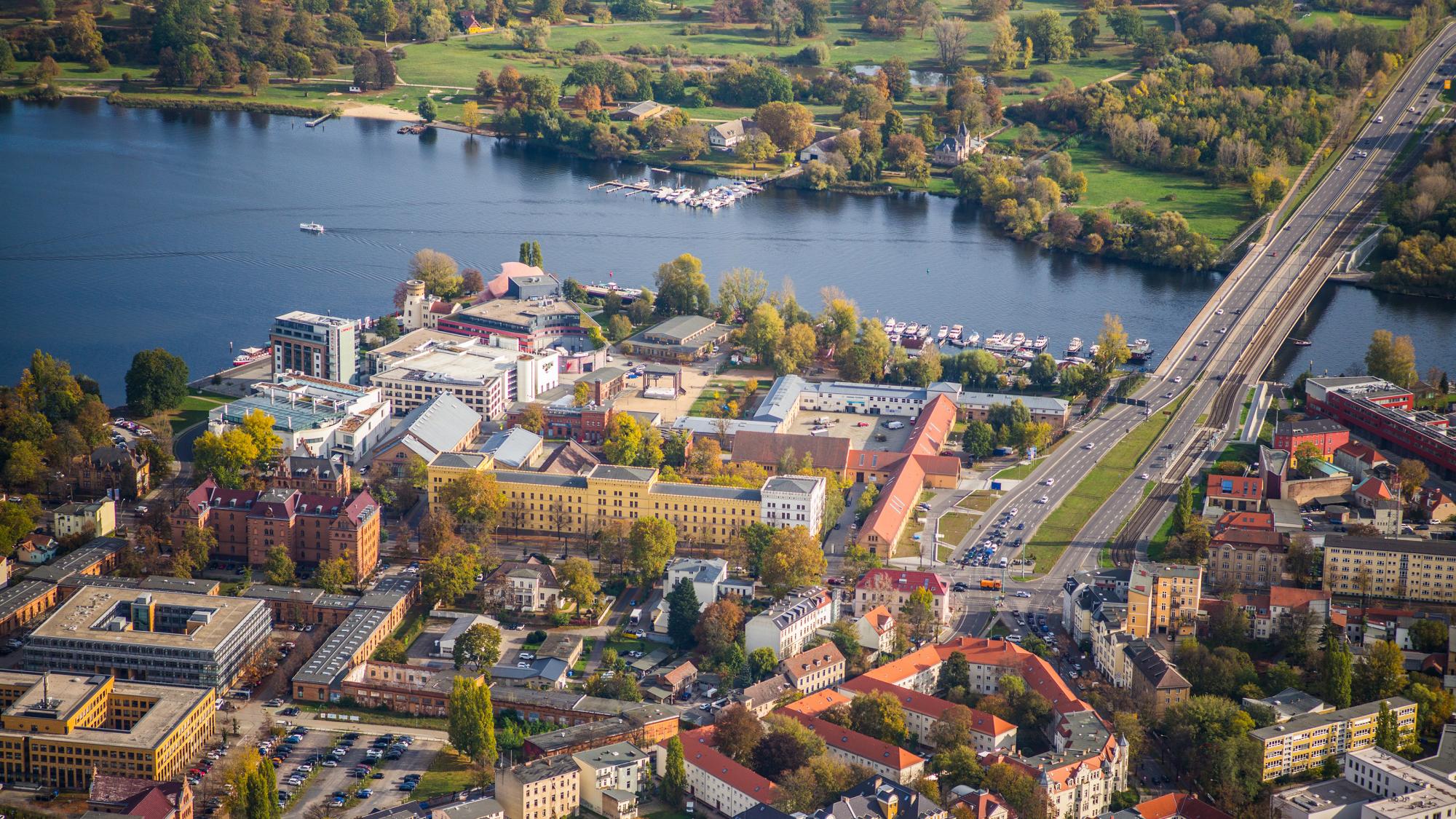 Luftaufnahme auf Potsdam mit Schiffbauergasse und Havel