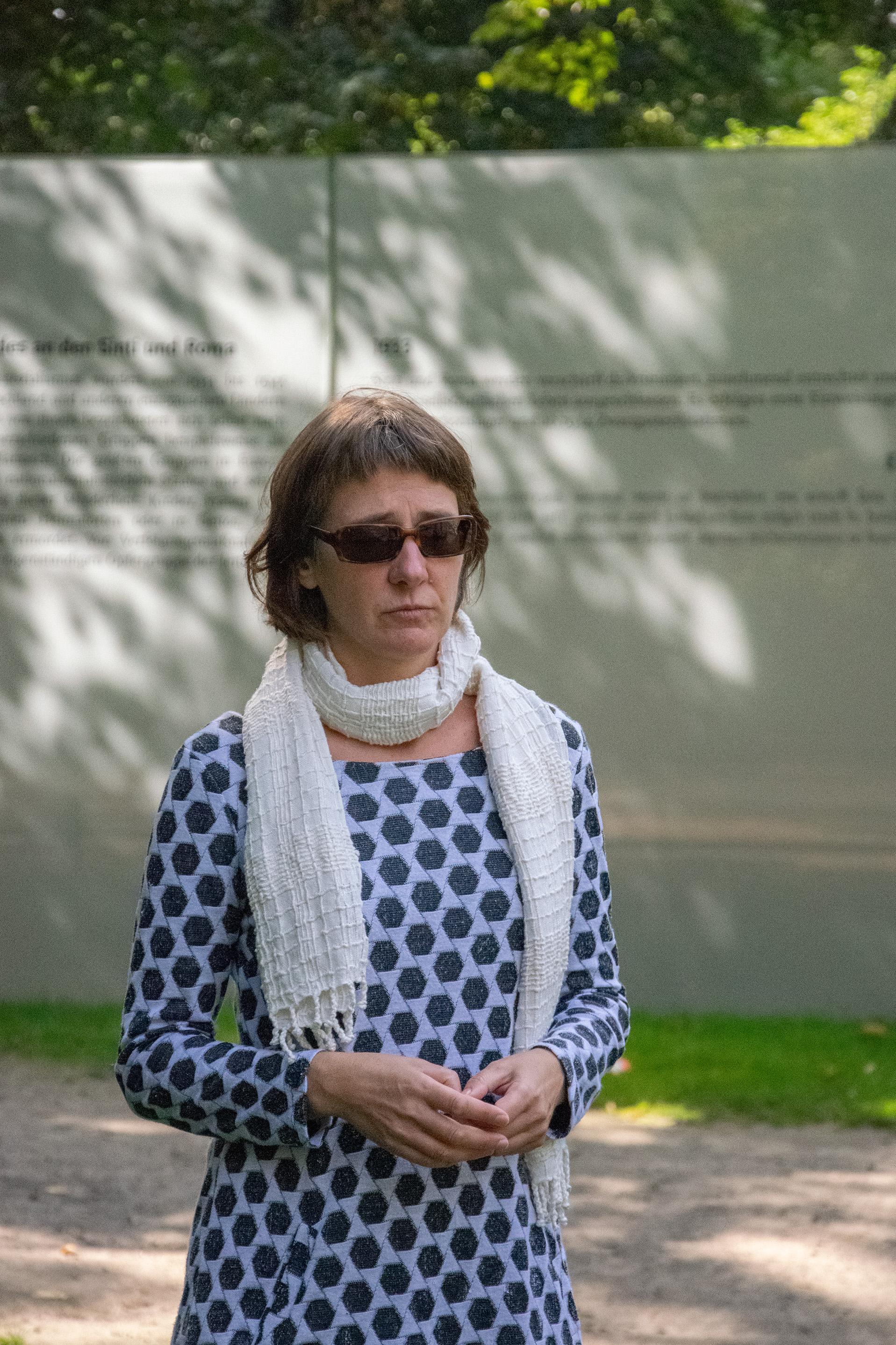 Dr. Marit Cremer, Dozentin an der Fachhochschule Potsdam, steht draußen und trägt eine Sonnenbrille