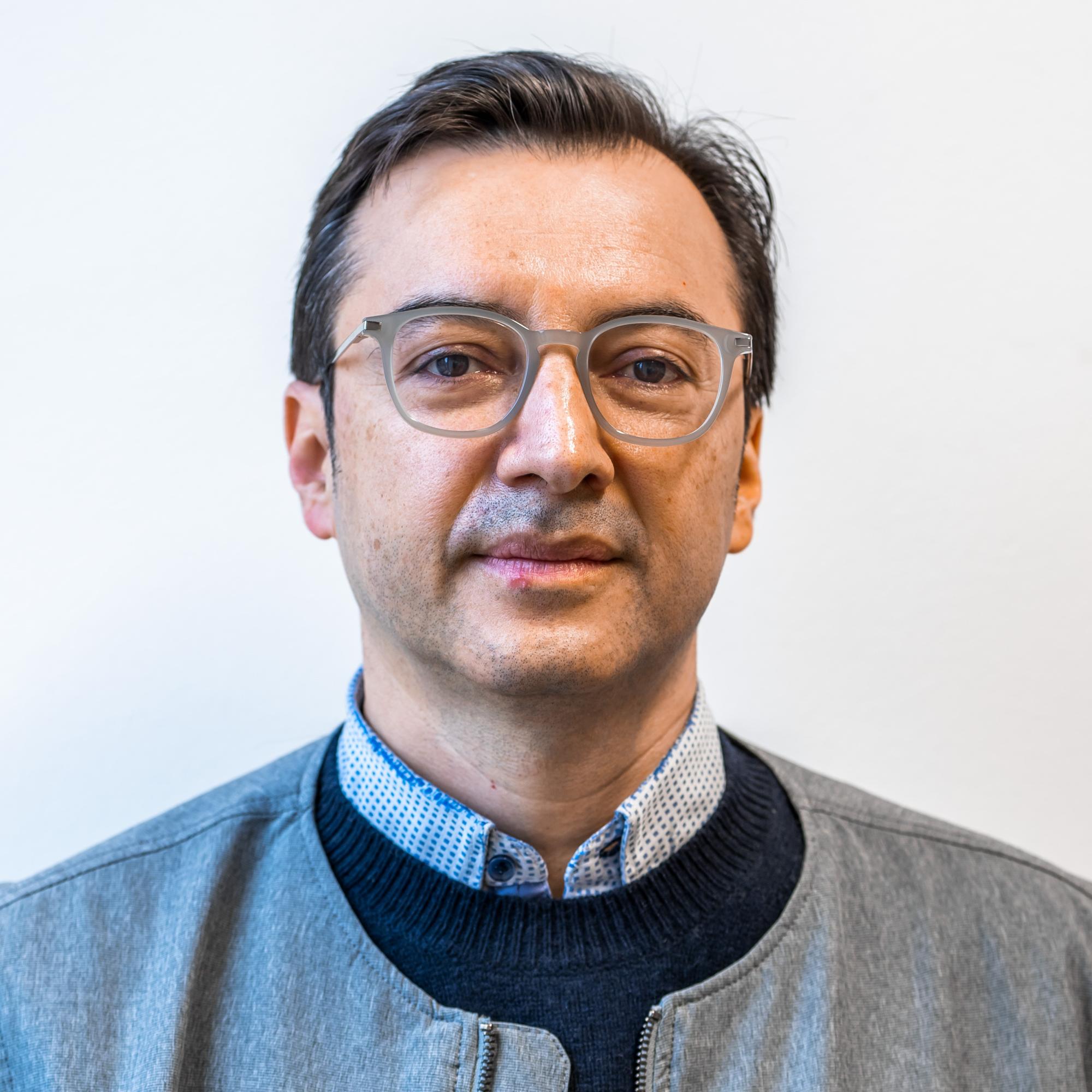 Portraitbild von Gastwissenschaftler Prof. Andrés Burbano
