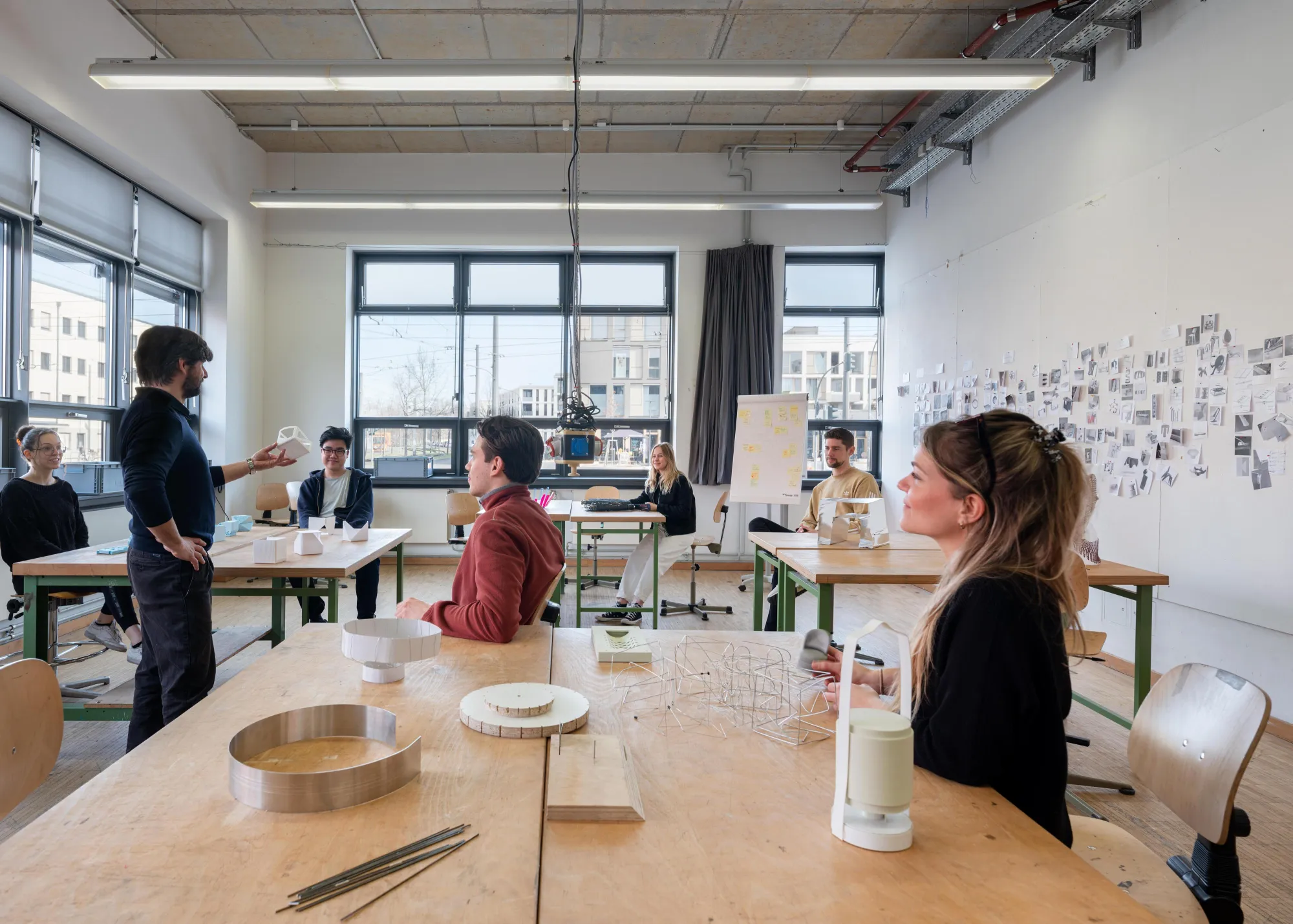 Studierende im Seminar in der Modellwerkstatt