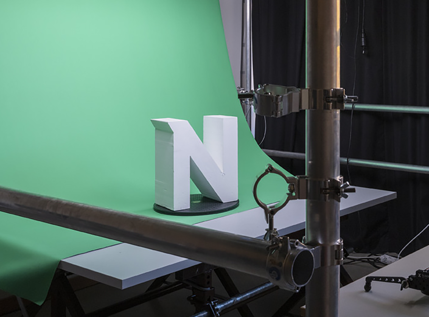 Ein Pappmodell des Buchstaben N vor einer Greenscreen-Hohlkehle