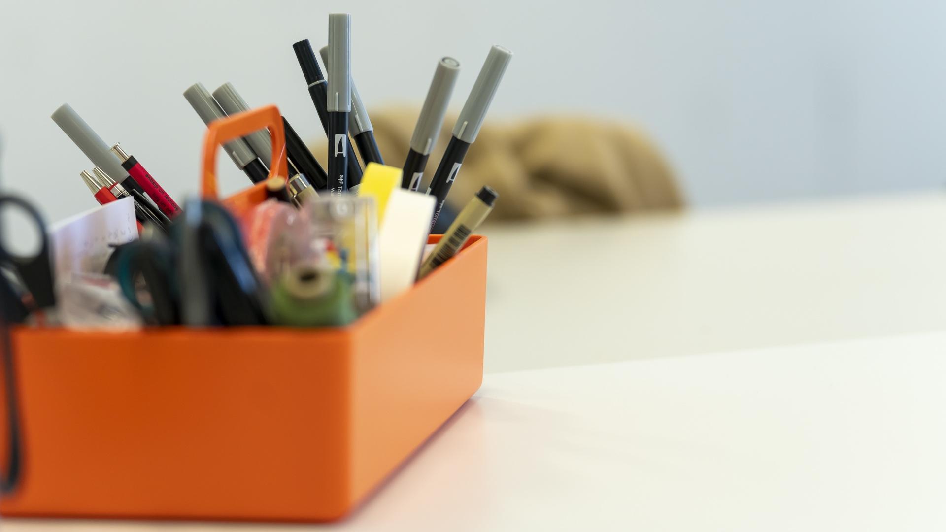 Box mit Stiften für einen Design-Workshop