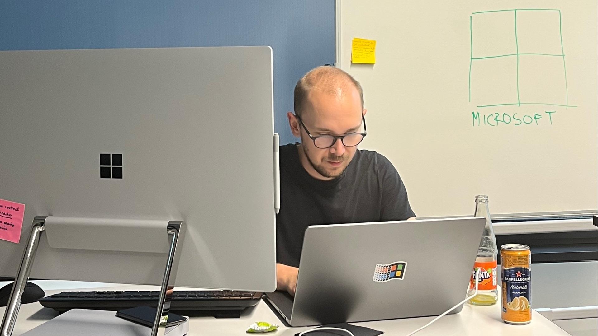 Philipp Steinacher in seinem Büro bei Microsoft